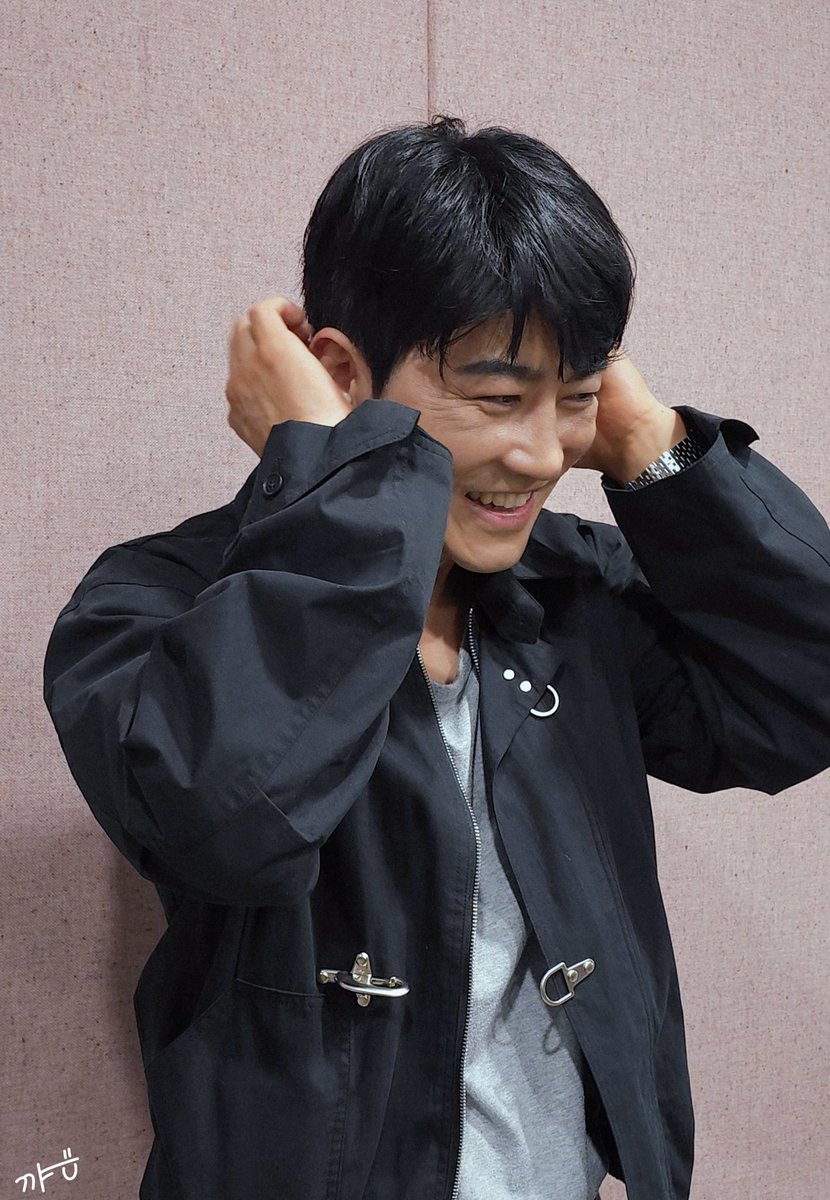 민성님 코여운점
부끄러우면 손뒤로 숨음 + 귀빨개지는거 알아서 귀 계속 만짐