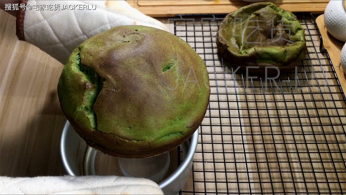 ares120388's tweet image. Bake, decorate, savor!  Tried making matcha cream puffs today—flaky crust + velvety matcha filling = pure joy. Who’s stealing a bite #BakingFun #MatchaLovers