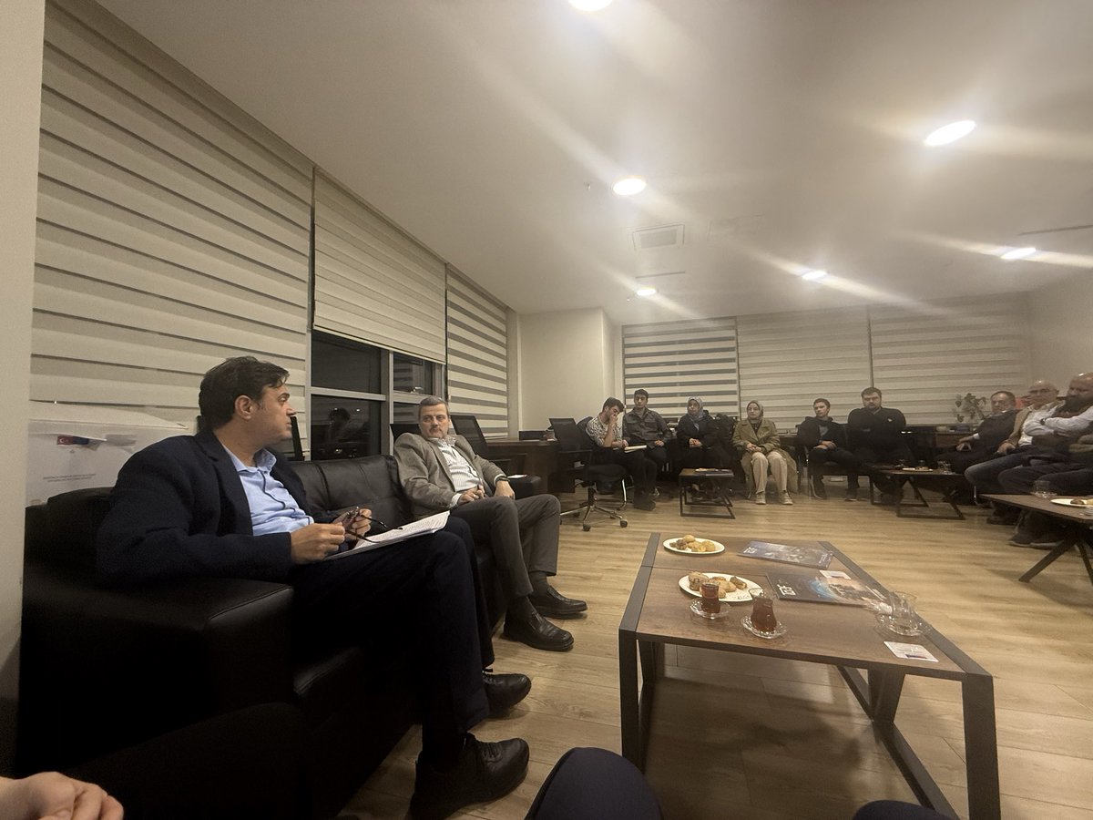 AkademisyenlerB's tweet photo. Bu hafta Cuma sohbetlerinde, vefatının 43. yıl dönümü münasebetiyle Erol Güngör’ü andık.

Ziya Gökalp – Mümtaz Turhan – Erol Güngör çizgisinde Türk düşüncesi ve sosyal psikoloji ekseninde ufuk açıcı bir sohbet gerçekleştirdik.

Katkıları için konuşmacımız Prof. Dr. Levent Bayraktar hocamıza ve tüm katılımcılara teşekkür ederiz.

#ErolGüngör 
#AkademisyenlerBirliği