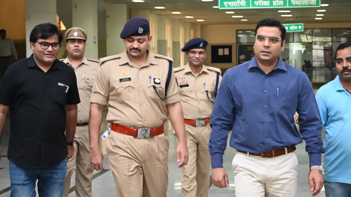 होमगार्ड भर्ती परीक्षा को सकुशल व नकल-विहीन संपन्न कराने हेतु आज विभिन्न परीक्षा केंद्रों का पुलिस अधीक्षक के साथ निरीक्षण किया गया। सभी व्यवस्थाओं का जायजा लेते हुए संबंधित अधिकारियों को आवश्यक दिशा-निर्देश दिए गए, जिससे परीक्षा शांतिपूर्ण एवं पारदर्शी रूप से संपन्न हो सके।