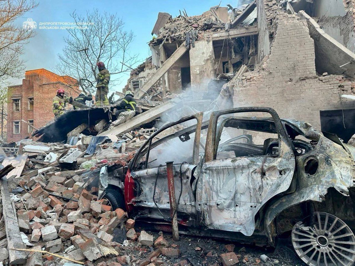 NOELreports's tweet image. Russian forces carried out a prolonged attack on Dnipro lasting over 8 hours, killing 3 people and injuring 21, including a child. Residential buildings, businesses, and vehicles were damaged, with rescue operations ongoing as more victims may remain under rubble. #Ukraine