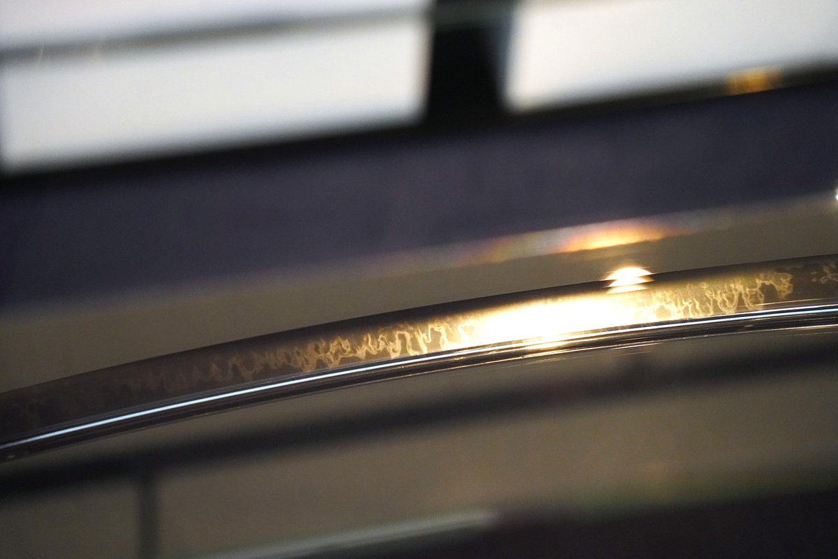 今回の国宝「山鳥毛」の展示では、裏側もご覧いただけるよう鏡を設置しております。

多くの観覧者の皆さまから「よく見える」とのうれしいご感想をいただき、ありがとうございます。

これから観覧される方は、ぜひ鏡をのぞき込んで、裏の華やかな刃文などもお楽しみください。