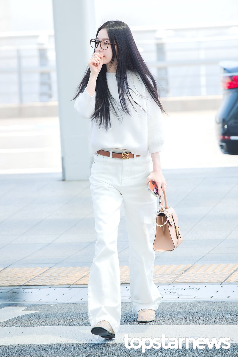 [HD포토] 레드벨벳 아이린, ‘음…승와니 나오는 아는형님 봐야하는데’ (인천공항 출국) #아이린 #IRENE #레드벨벳 #RedVelvet #WIEA #인천공항 #출국 #입국 #프리뷰 topstarnews.net/news/articleVi… <- Original Photo