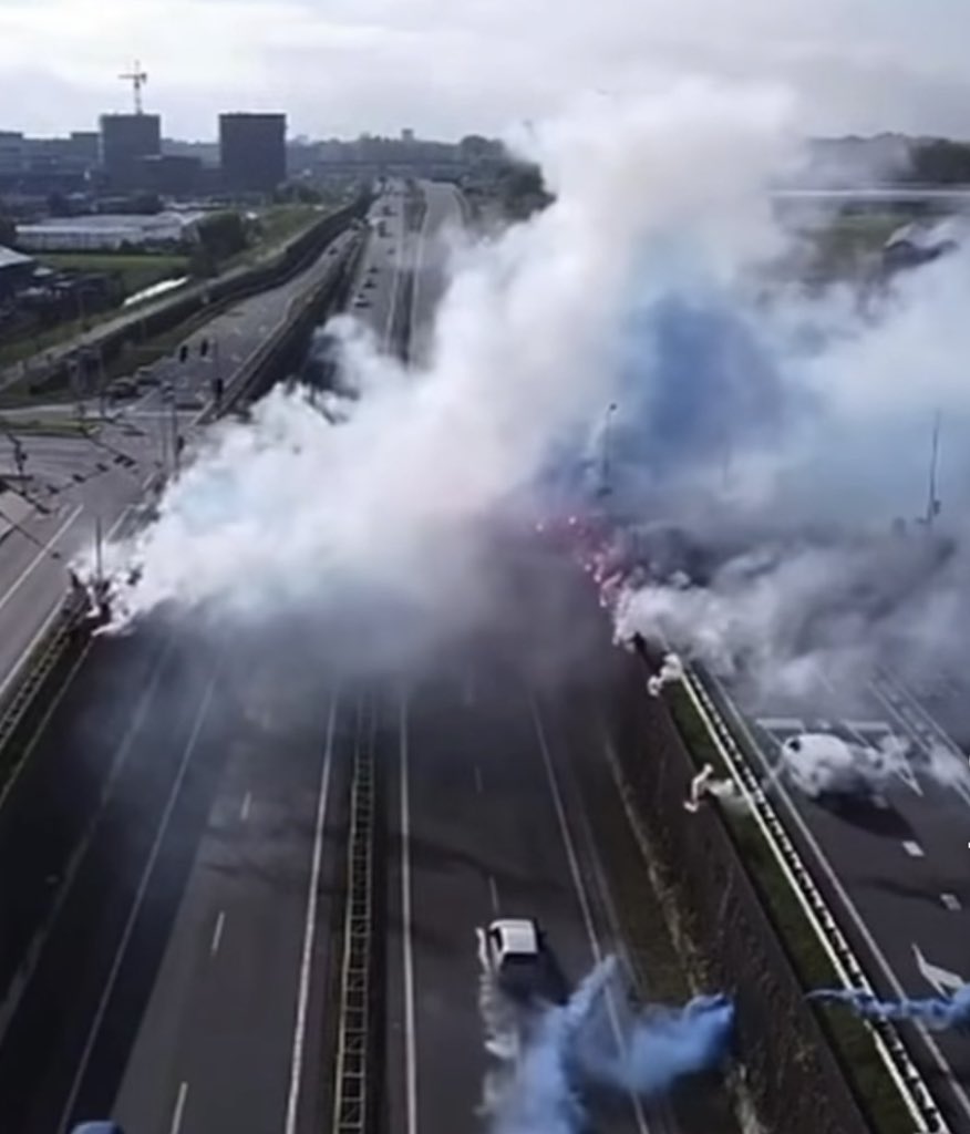 UltrasNed26's tweet image. #QuickBoys supporters maken er een spektakel van, zelfs word er vuurwerk uit auto’s gegooid en begeleiden de spelers bus. #pyro #ultras #nopyronoparty #tifosi