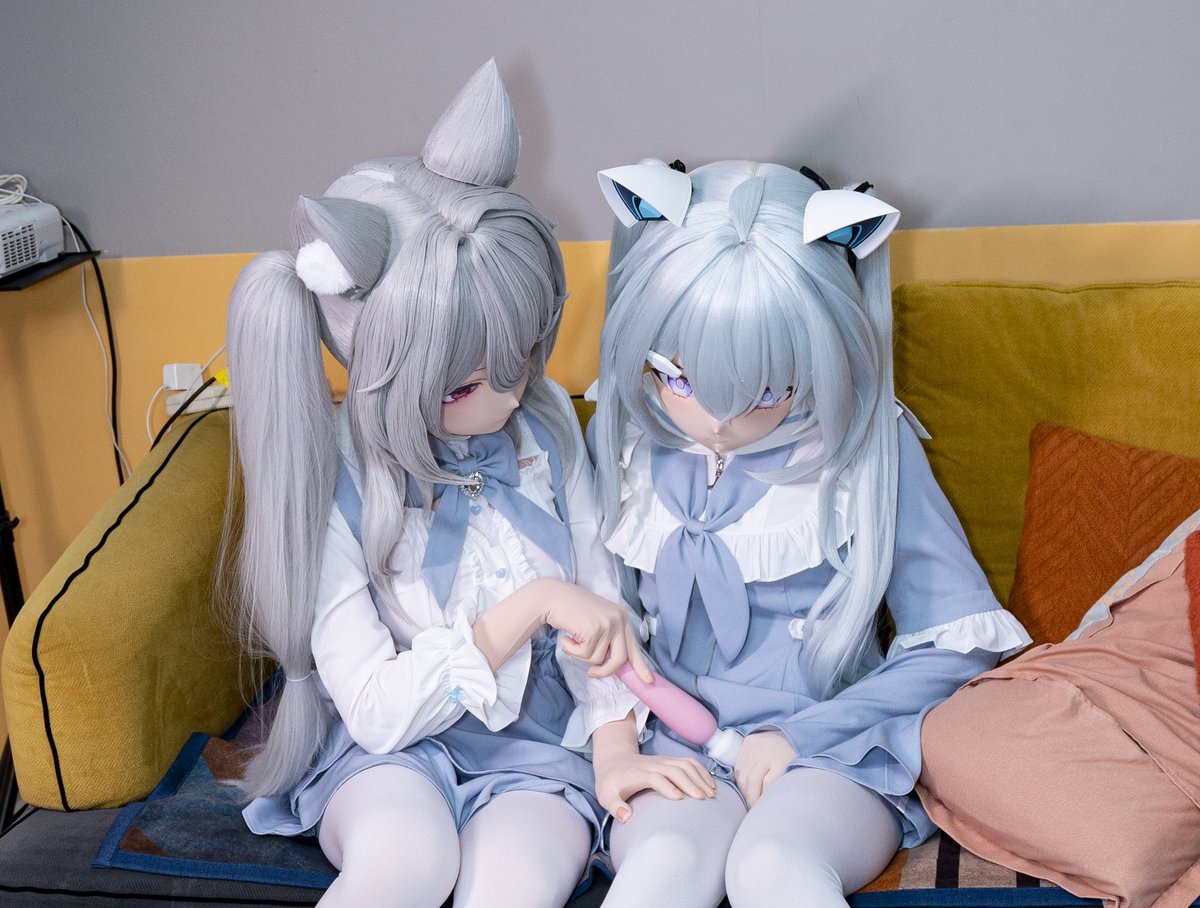 qingyuyuyuyuy's tweet photo. 小蛋糕有些欲求不满呢～
右边的小蛋糕：@Magiczxh
#kigurumi https://t.co/MnHSCQFFaA