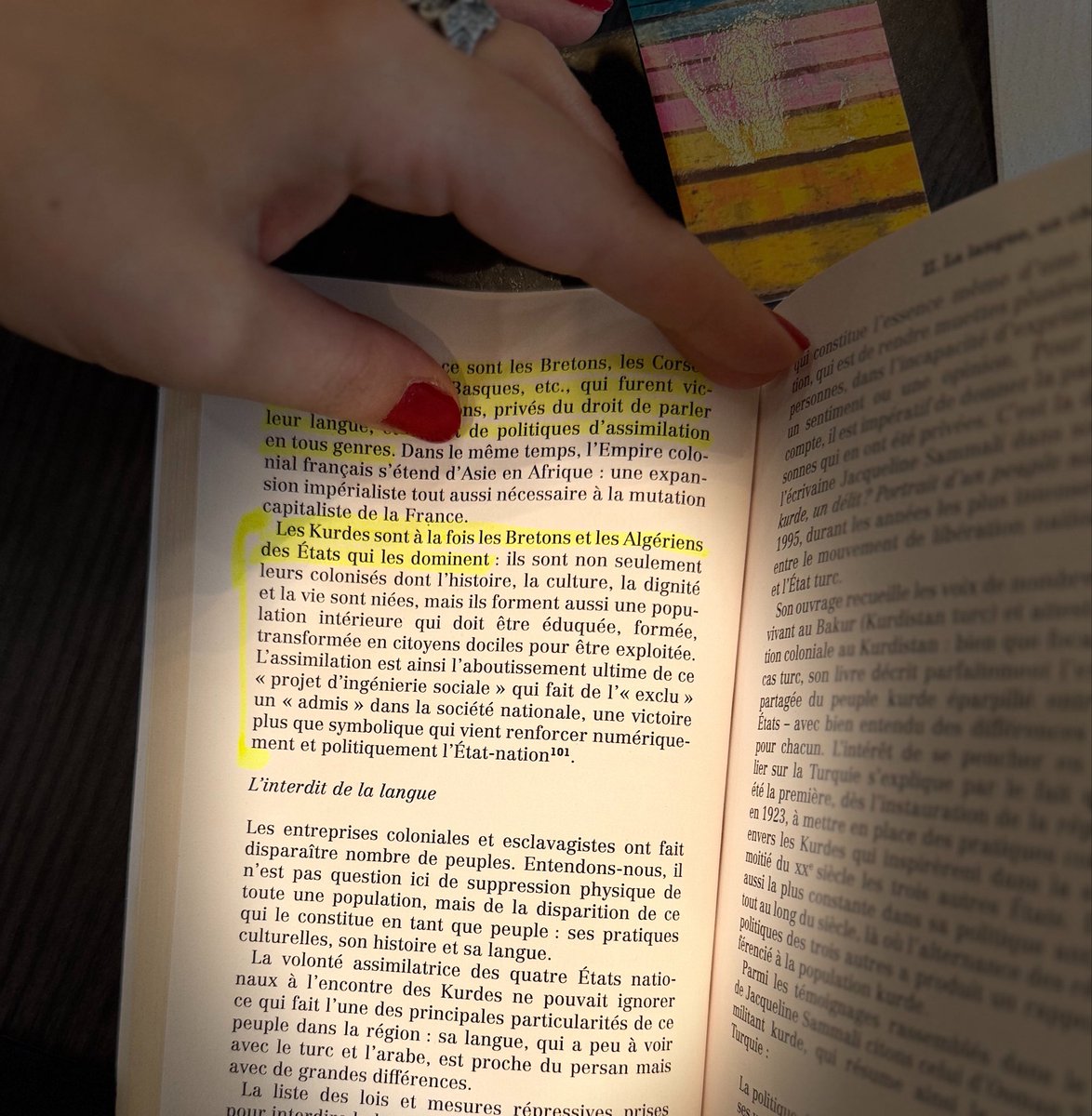 alice_celk's tweet photo. « Les Kurdes sont à la fois les Bretons et les Algériens des États qui les dominent : 

ils sont non seulement leurs colonisés dont l'histoire, la culture, la dignité et la vie sont niées, mais ils forment aussi une population intérieure qui doit être éduquée, formée, transformée en citoyens dociles pour être exploitée.

L'assimilation est ainsi l'aboutissement ultime de ce « projet d'ingénierie sociale » qui fait de l'« exclu » un « admis » dans la société nationale, une victoire plus que symbolique qui vient renforcer numériquement et politiquement l'État-nation »

@AzadiMarx « Leçon Kurdes »