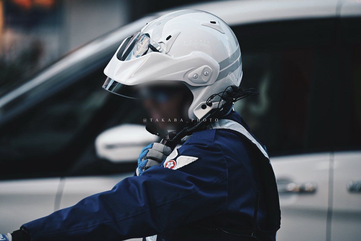 モブのエンジェル乗務の女性白バイ隊員さんエンブレムがちゃんと警視庁のになってるの視聴２回目で確認して満足。何度見てもかっこよすぎるよネキ。

左が神奈川交機、右が警視庁交機