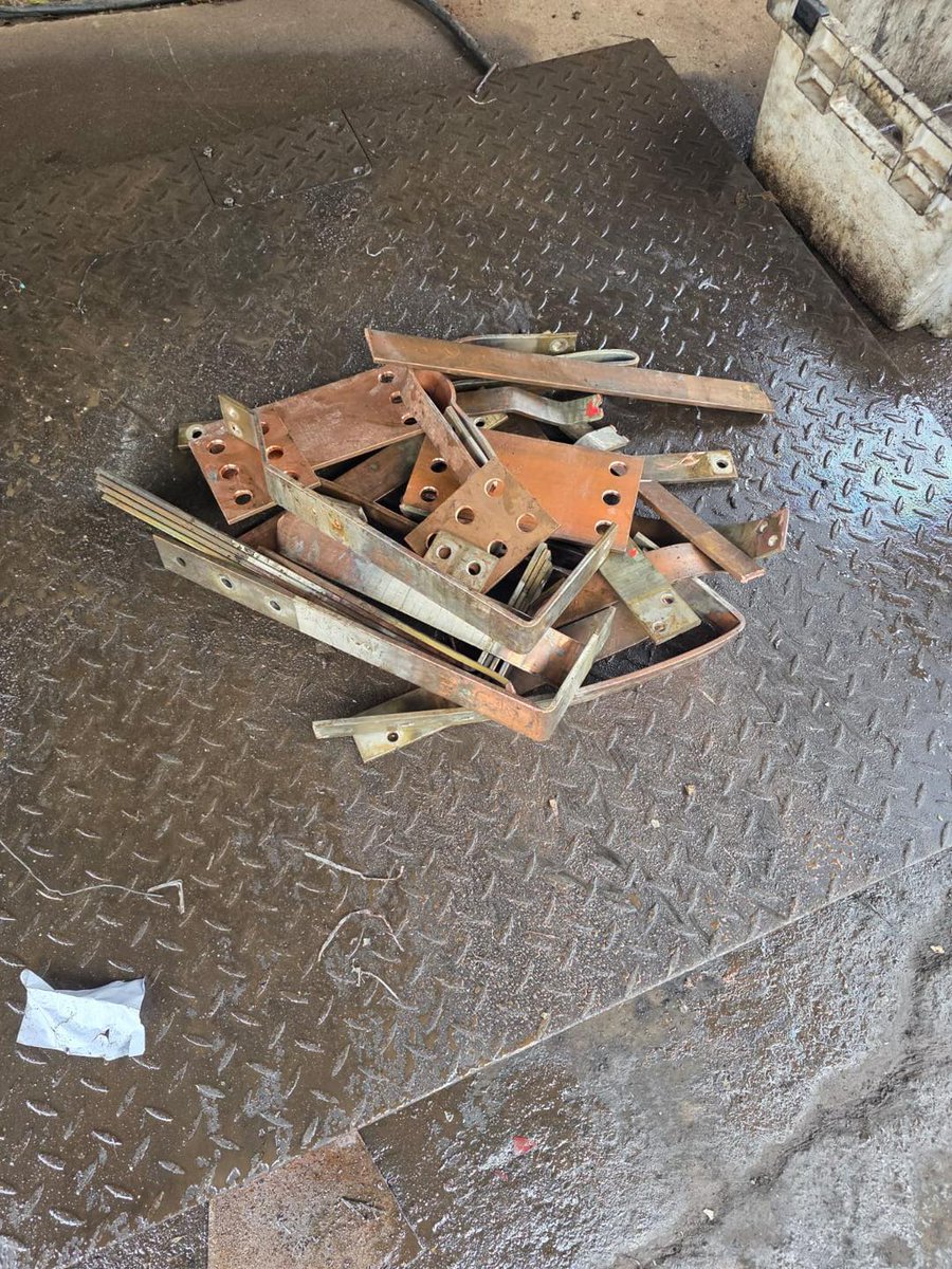 _ArriveAlive's tweet image. Suspects found in possession of two bags containing SB copper cables and solid copper bars

arrr.co.za/bzWqz

#ArriveAlive #Crime #CopperTheft  @TMPDSafety