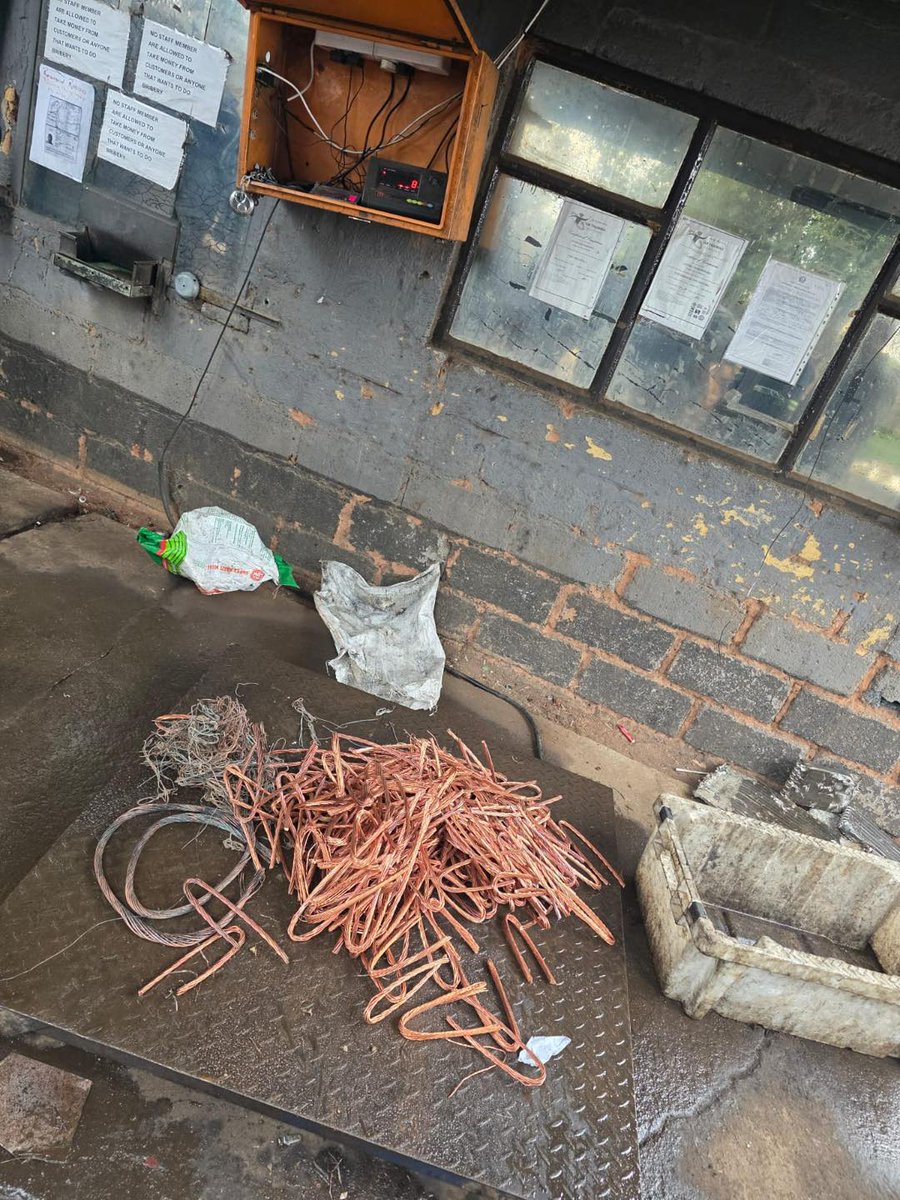_ArriveAlive's tweet image. Suspects found in possession of two bags containing SB copper cables and solid copper bars

arrr.co.za/bzWqz

#ArriveAlive #Crime #CopperTheft  @TMPDSafety