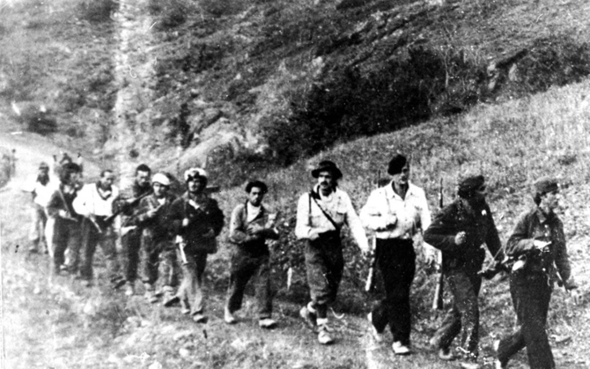 outsidersesp's tweet photo. El 25 de abril de 1945 las tropas nazi fascistas se rendían incondicionalmente en Torino, Genova y Milano ante el avance imparable de la resistencia partigiana y las huelgas insurreccionales que habían paralizado todo el norte del país.

Después de 18 meses de lucha, la resistencia antifascista tumbaba el régimen fascista de la República Social y acababa con la ocupación nazi.

La Liberazione fue posible gracias a la resistencia antifascista partigiana, formada por decenas de miles de hombres y mujeres organizadas y dispuestas a enfrentarse al régimen del terror por todos los medios posibles. Su infatigable esfuerzo y solidaridad fue clave para la derrota del nazi fascismo en Italia.

Viva la resistencia partisana! Honor y gloria.