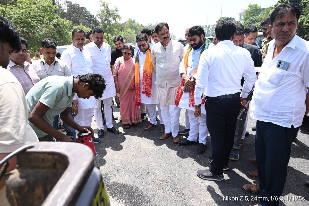 Lakshmirajbjp's tweet image. आज जनपद #सहारनपुर में जगत जननी माँ शाकुम्भरी देवी जी के पावन धाम को जाने वाले मार्ग का प्राक्कलन समिति के माननीय सभापति श्री मुकेश चौधरी जी के साथ स्थलीय निरीक्षण किया।

 #Saharanpur #Behat #BJP #BJPUttarPradesh #BharatiyaJanataParty #MukeshChoudhary #VeerVikramSingh #ManjuSivach