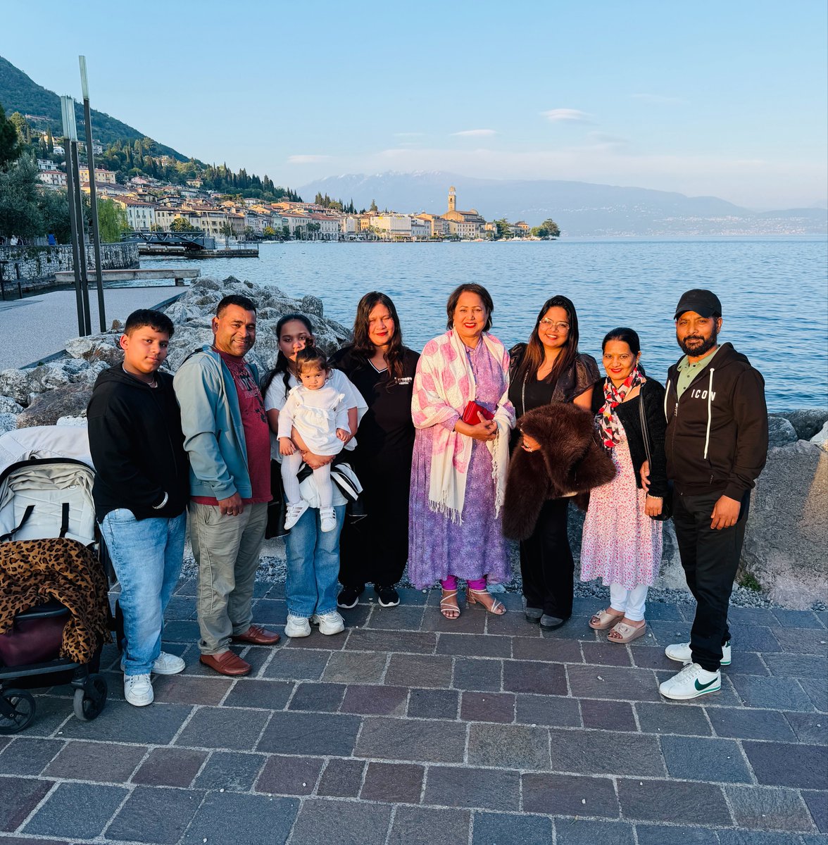 इटली के नए शहर नए परिवार नए रिश्ते !! 
समाज को जोड़ना है तो रिश्तों के बाँधना शुरू करो समर्थन अपने आप मिल जाएगा !!

#Italy #dr_rohini_ghavari #Valmikifamily
