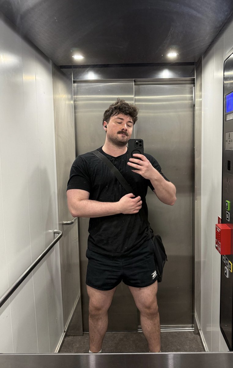 adjectivegrows's tweet photo. Working out early on a Saturday I should be given a medal or shot idk https://t.co/QBCFmJf3uE