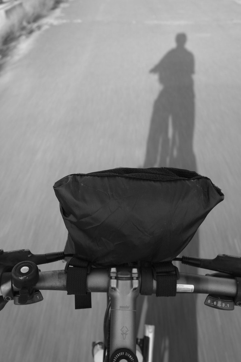 puchinuma's tweet image. 風で何度も倒された自転車が、そのせいか後輪がフレームからもげてしまった。（これが起こるまで、リアもクイックリリースなの気付いてなかった）
なんとか直せたんで、試走ついでにご近所探検。
#GRIVMonochrome #photograph