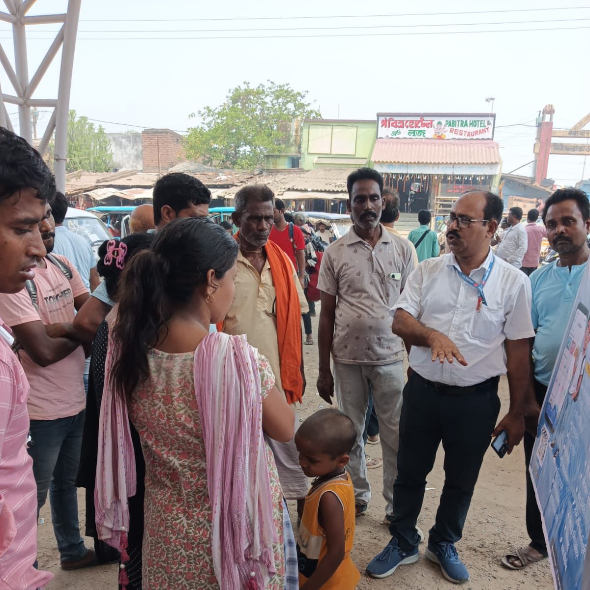 drmmalda's tweet image. RailOne awareness campaign conducted today at New Farakka Railway Station, where passengers were informed about the features and benefits of the RailOne App and encouraged to adopt it for convenient and seamless railway services. 🚆📱
#RailOneApp #OneAppForRailways #SmartTravel
