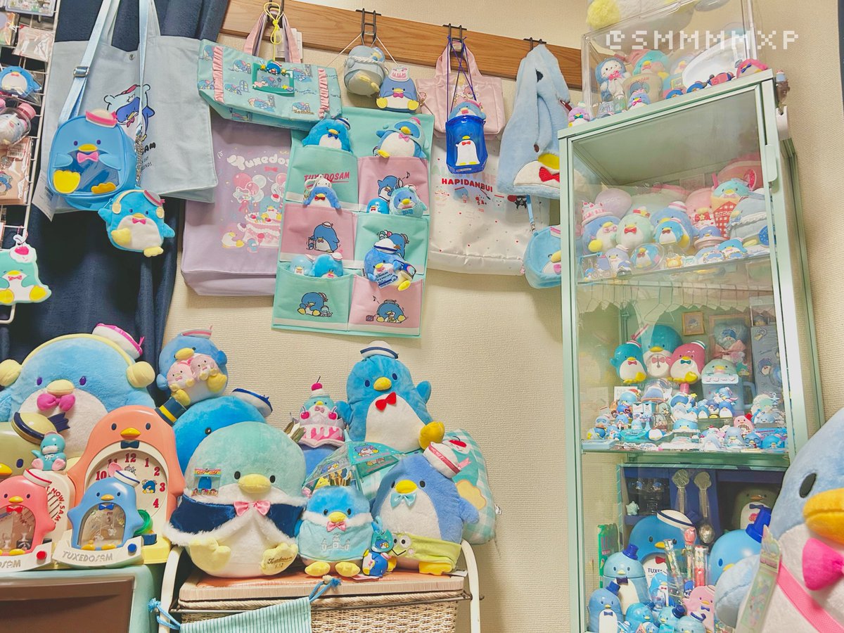 smmmmxp's tweet photo. ペンギンの日！？ほとんどサムくんの日じゃん！？(※違います) 載せるもんがないから作業机から見上げた写真でも… https://t.co/9PqfqDf0TI