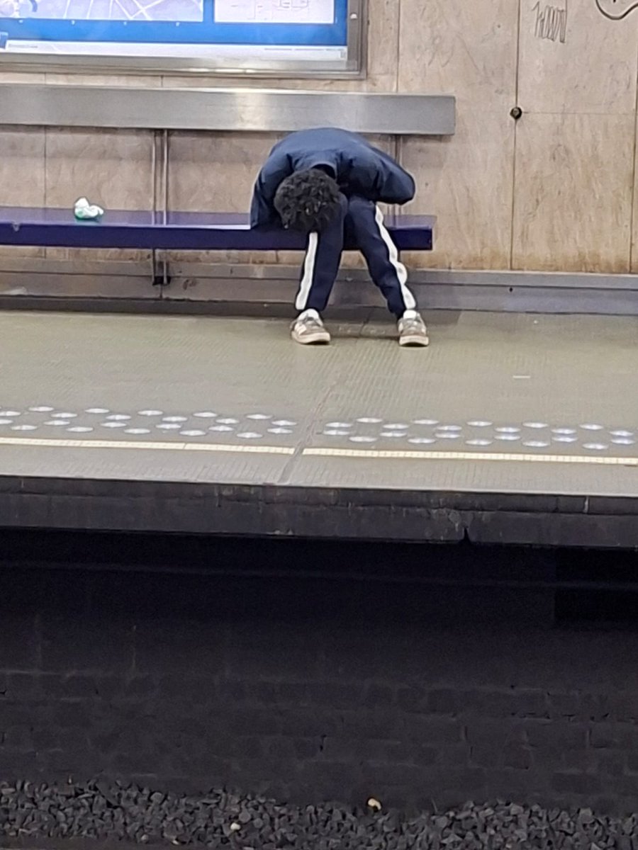 Nation_x_'s tweet image. En pleine journée, un "jeune" en pleine réflexion dans le #métro de #Bruxelles... Bruxelles, ma belle ?