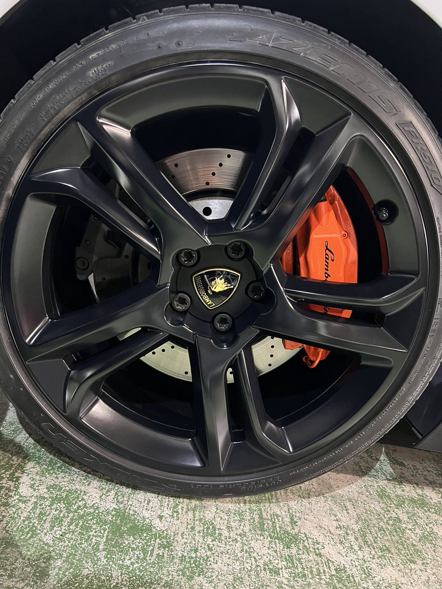 lamborghiniman's tweet photo. ガリガリやってしまって落ち込んでいたホイールが、ディーラーから戻ってきました。この足元を見るたびに、また走り出したくなる。職人さんの技術に本当に感謝。#Lamborghini #GallardoSpyder #ランボルギーニ #ガヤルド #ガヤルドスパイダー #ホイール修復 #板金塗装 #車好きと繋がりたい #愛車紹介 https://t.co/yTbdPCsK6q