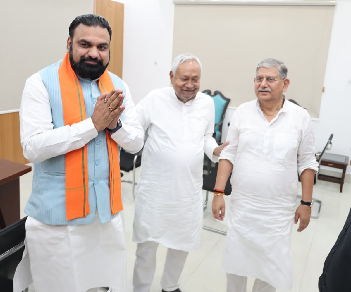 TheNewsPost6's tweet image. मुख्यमंत्री सम्राट चौधरी ने पूर्व CM नीतीश कुमार से कि मुलाक़ात!बिहार के विकास को लेकर दोनों नेताओं के बीच बात चीत हुई  #Bihar #Biharupdate #Samratchaudhry #Nitishkumar