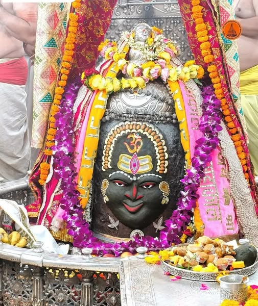 singhc5191's tweet photo. 🙏🔱 श्री महाकालेश्वर ज्योतिर्लिंग का भस्म आरती शृंगार दर्शन 🔱🙏

उज्जैन नगरी में विराजमान भगवान महाकाल की भस्म आरती का अद्भुत और दिव्य स्वरूप भक्तों के हृदय को भक्ति से भर देता है।
भस्म से सजे महाकाल का यह अलौकिक शृंगार जीवन के हर अंधकार को दूर कर देता है।
जो भी श्रद्धा और विश्वास के साथ बाबा महाकाल के दर्शन करता है, उसके सभी कष्ट दूर होते हैं और जीवन में सुख-शांति का वास होता है।

🌸 हर हर महादेव 🌸
🔱 जय श्री महाकाल 🔱 🙏