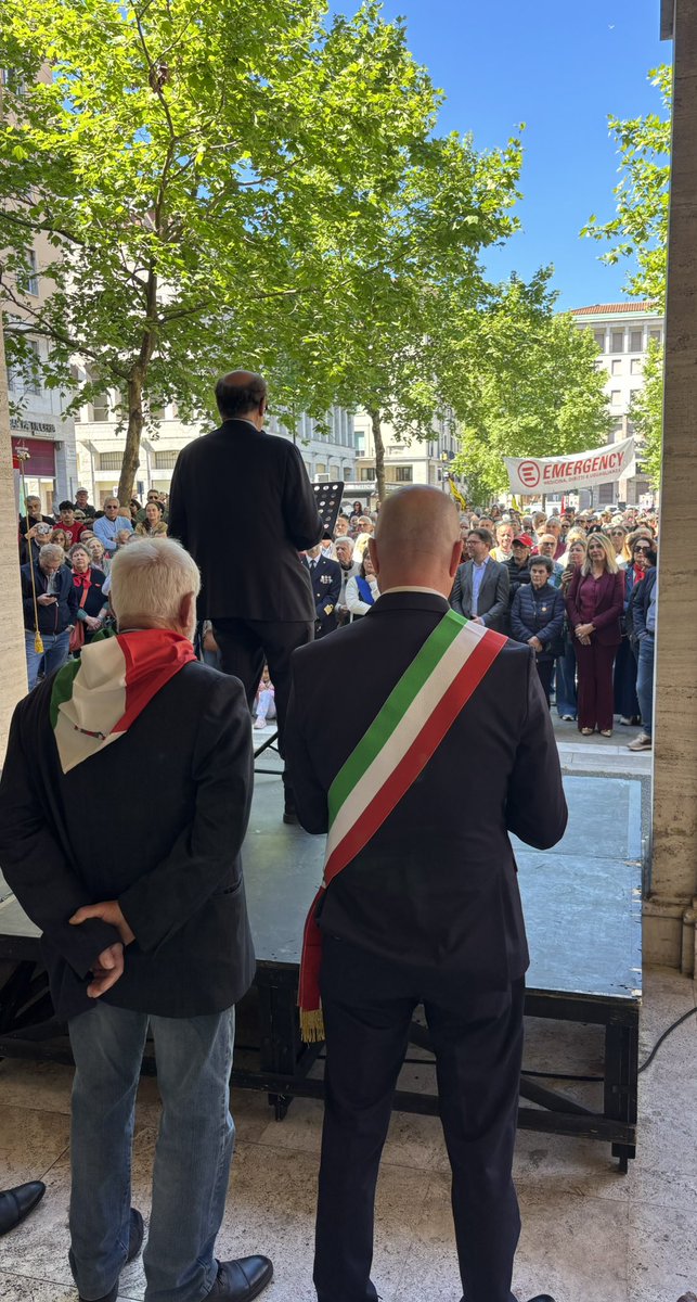 pbersani's tweet photo. Da qui l’obbligo storico e morale per chi giura sulla Costituzione di riconoscerne nella Resistenza il fondamento e inchinarsi al #25aprile. No signor presidente del senato: pietà e cordoglio sono per tutti, l’omaggio è solo per chi ci ha ridato la libertà a prezzo della vita 3/3 https://t.co/I58LOKlk15