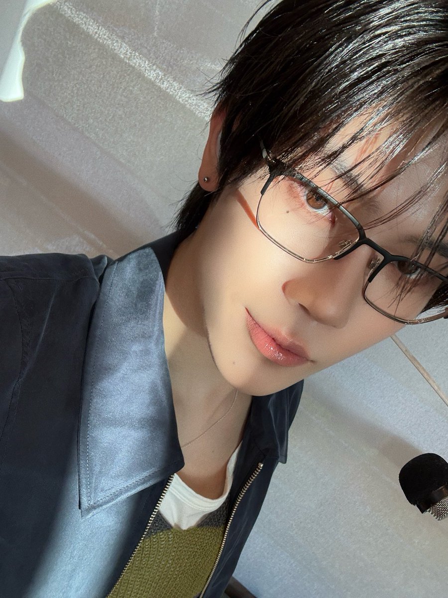 CYE_MEMBERS7's tweet image. 🥸🫶

#장여준 #JANGYEOJUN 
#CLOSEYOUREYES #클로즈유어아이즈
#CYE #클유아