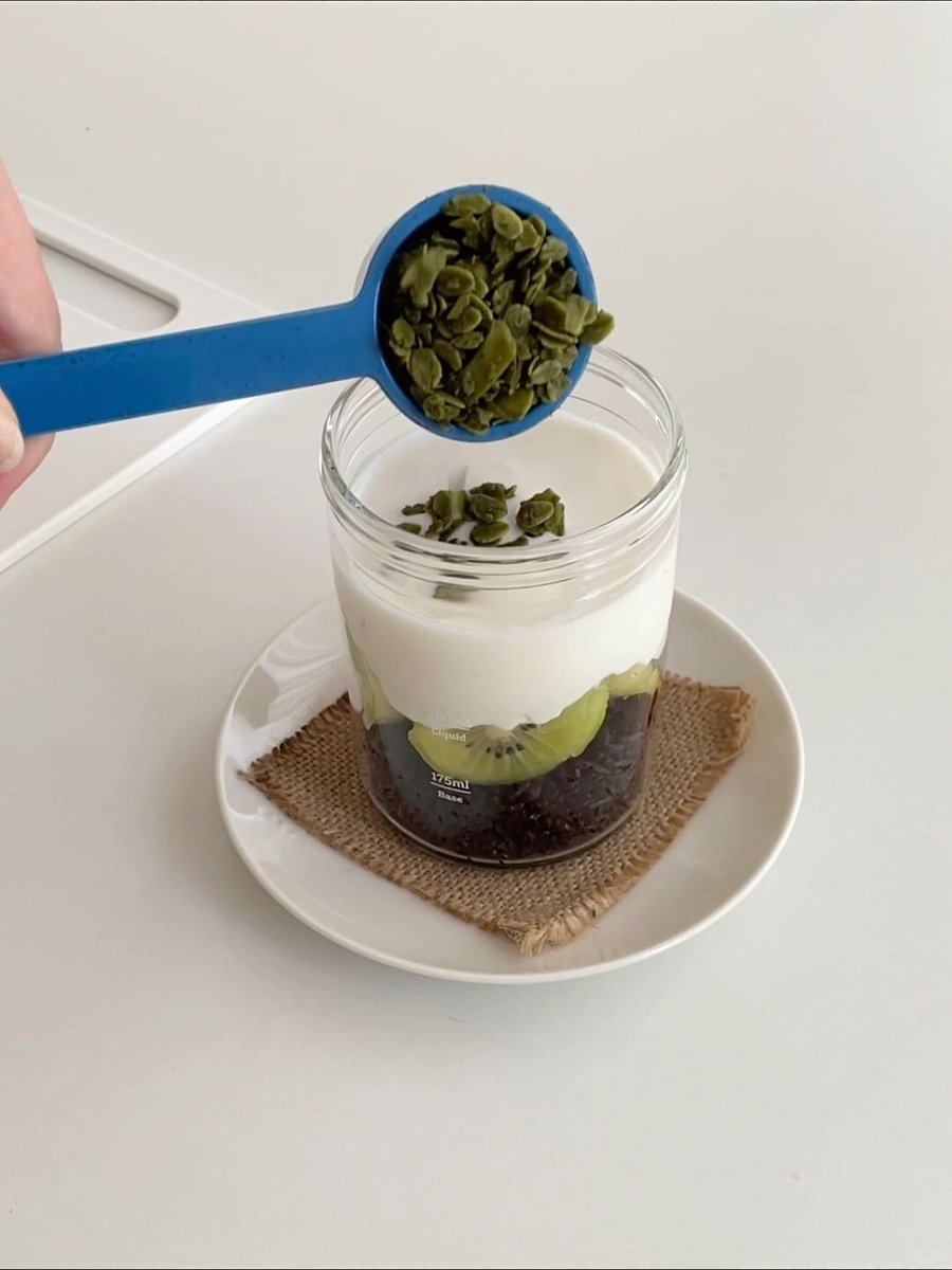 SproulPhil's tweet image. Sunny morning = Oat bowl loaded with berries + a steaming cuppa  #BreakfastVibes #FreshEats