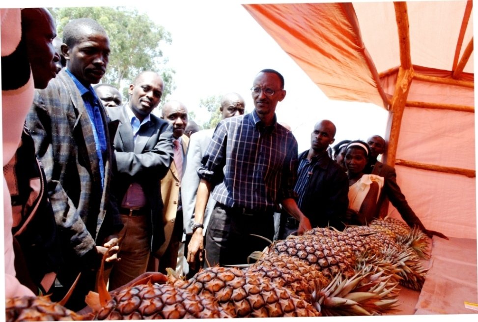 HabinezaJeanPi4's tweet photo. FLASH BACK:
Hano hari muri Kanama 2009, ubwo  President Paul Kagame visited yasuraga Akarere ka Ngoma.

Abazi neza @NgomaDistrict murabona iyi Mirenge, Umusaza yatemberagamo ari iyihe? https://t.co/rKWlbBw7zR