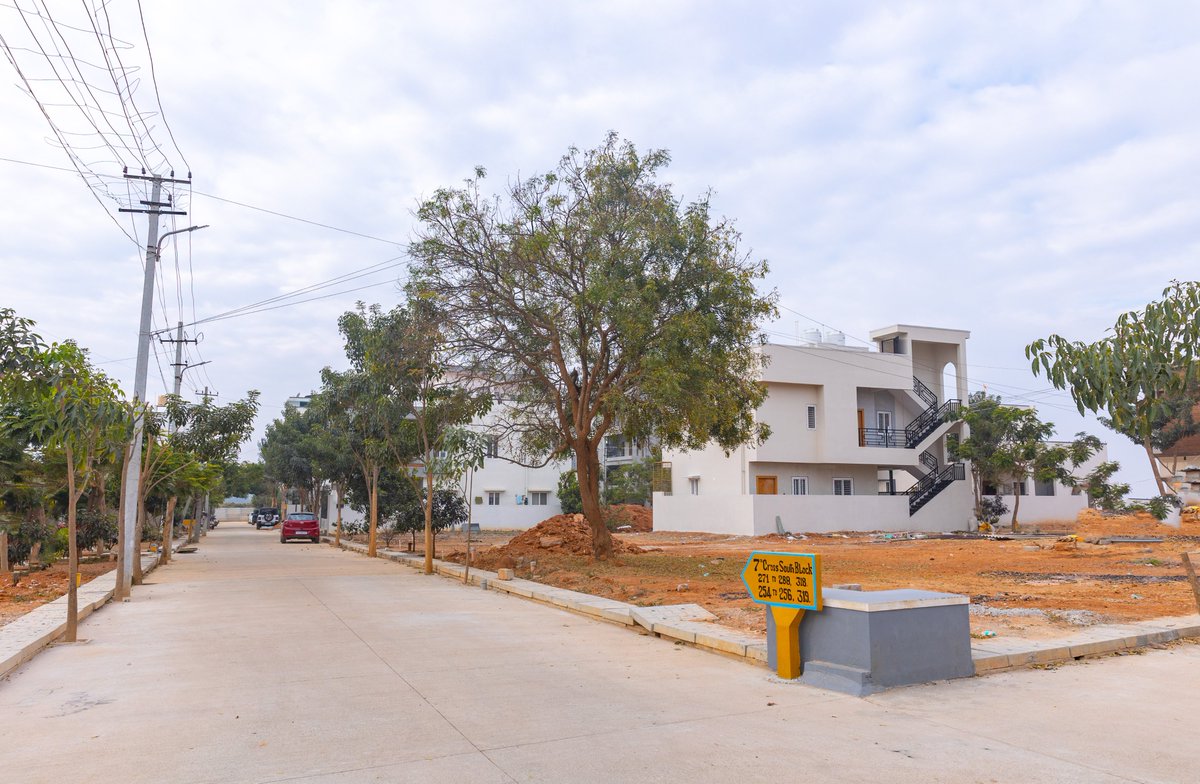 SizzleProperty's tweet photo. Location that makes life easy.

Top Schools, Hospitals, Tech Parks &amp; Malls — all within 15 minutes.

Premium Villa Plots Near KR Puram.
Build your home where comfort meets convenience

📞7411554415

#Gatedlayout #Whitefield #plotskrpuram #plotsbudigerecross #SizzleProperties https://t.co/cm2j6FTg79