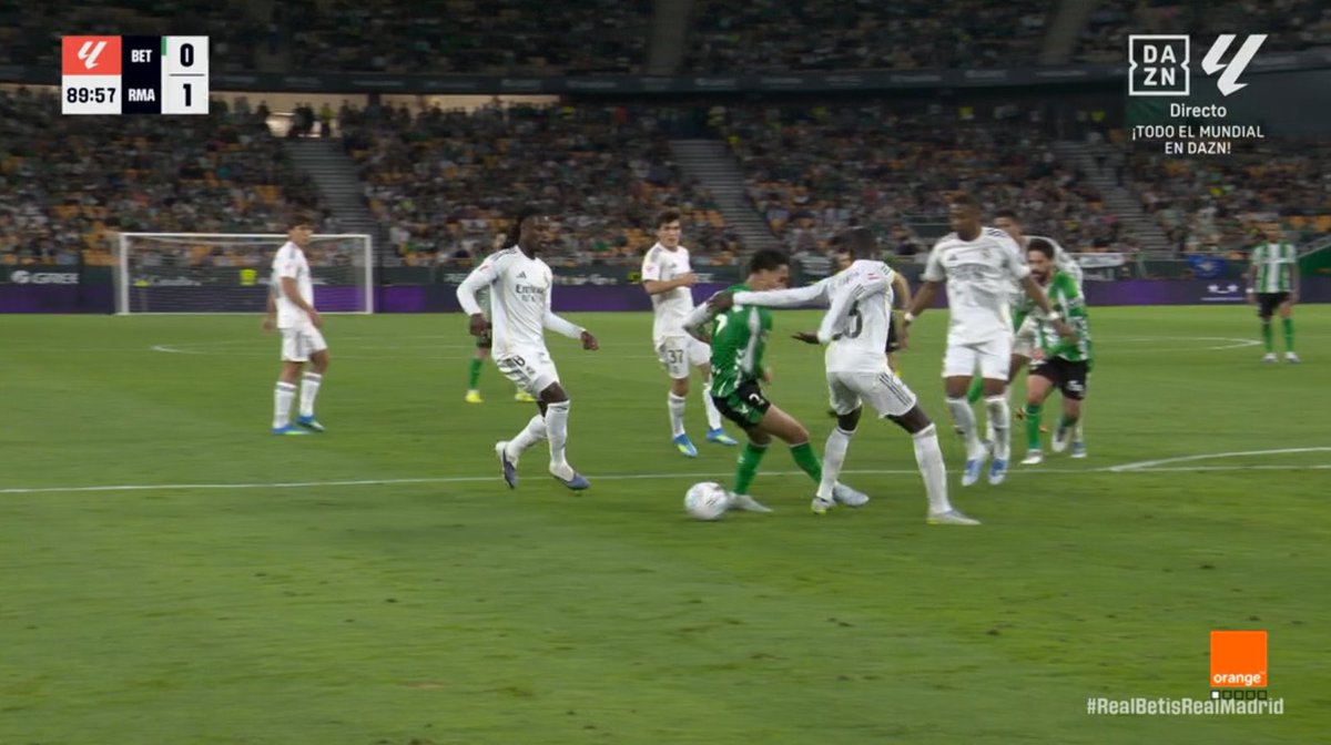 Matglez's tweet image. Que en Madrid se quejen de jugadas bien arbitradas (no hay falta a Mendy antes del 1-1  y hay fuera de juego previo en la de Ricardo) es para ganar su relato victimista en el que obvian que el Betis fue el perjudicado: mano de Brahim y penalti a Antony.

Están muy vistos ya