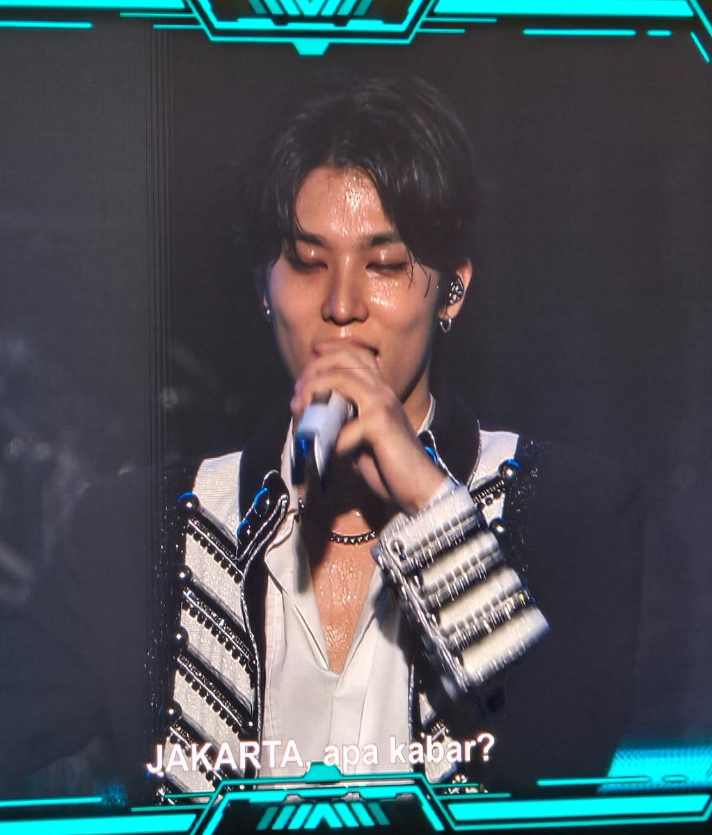 his neckline is getting lower and lower each stop 😭