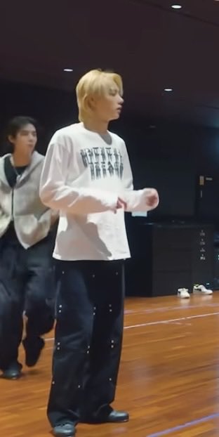 mandyutz8's tweet image. #RT이벤트 

껌치즈랑 커플티 입자,~~~~~♡ 
#rt + #follow 추첨 2분께
손민수 티셔츠 하나 선택 후 
보내드립니다 😁🕺🏻💕

• 일회성 괄 😨
• 당발 5/30 ♡ ♡
• 트친한정 🙅🏻‍♀️
• 트친필참 🫳🏻