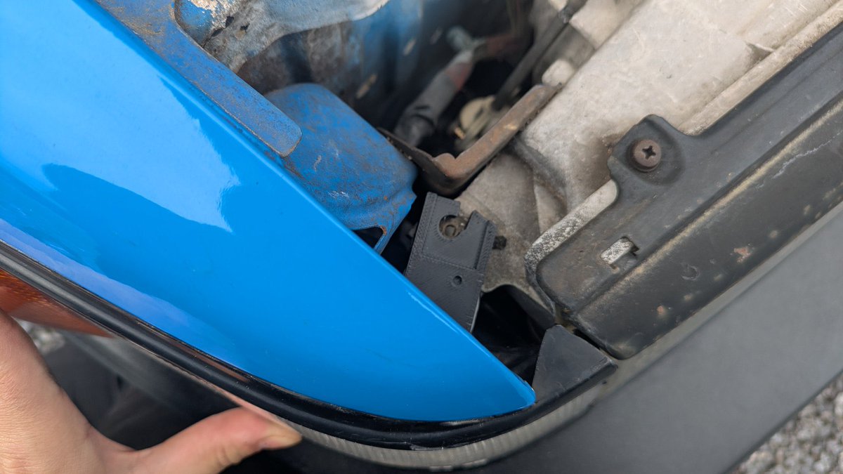 peopleofroot23's tweet photo. AE86 レビン用コーナーレンズ補修ステー、明日からヤフオクで販売開始します🫡
接着剤だけだと剥がれるとの報告を受けたのでビス留め推奨です。

価格は左右で3800円のところ、明日から１週間限定で2800円で販売します、GWを使って修理などいかがでしょうか https://t.co/hKMJ3znKSW