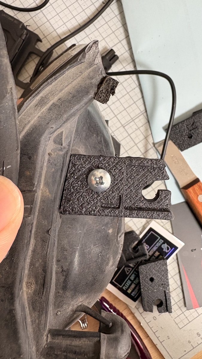 peopleofroot23's tweet photo. AE86 レビン用コーナーレンズ補修ステー、明日からヤフオクで販売開始します🫡
接着剤だけだと剥がれるとの報告を受けたのでビス留め推奨です。

価格は左右で3800円のところ、明日から１週間限定で2800円で販売します、GWを使って修理などいかがでしょうか https://t.co/hKMJ3znKSW