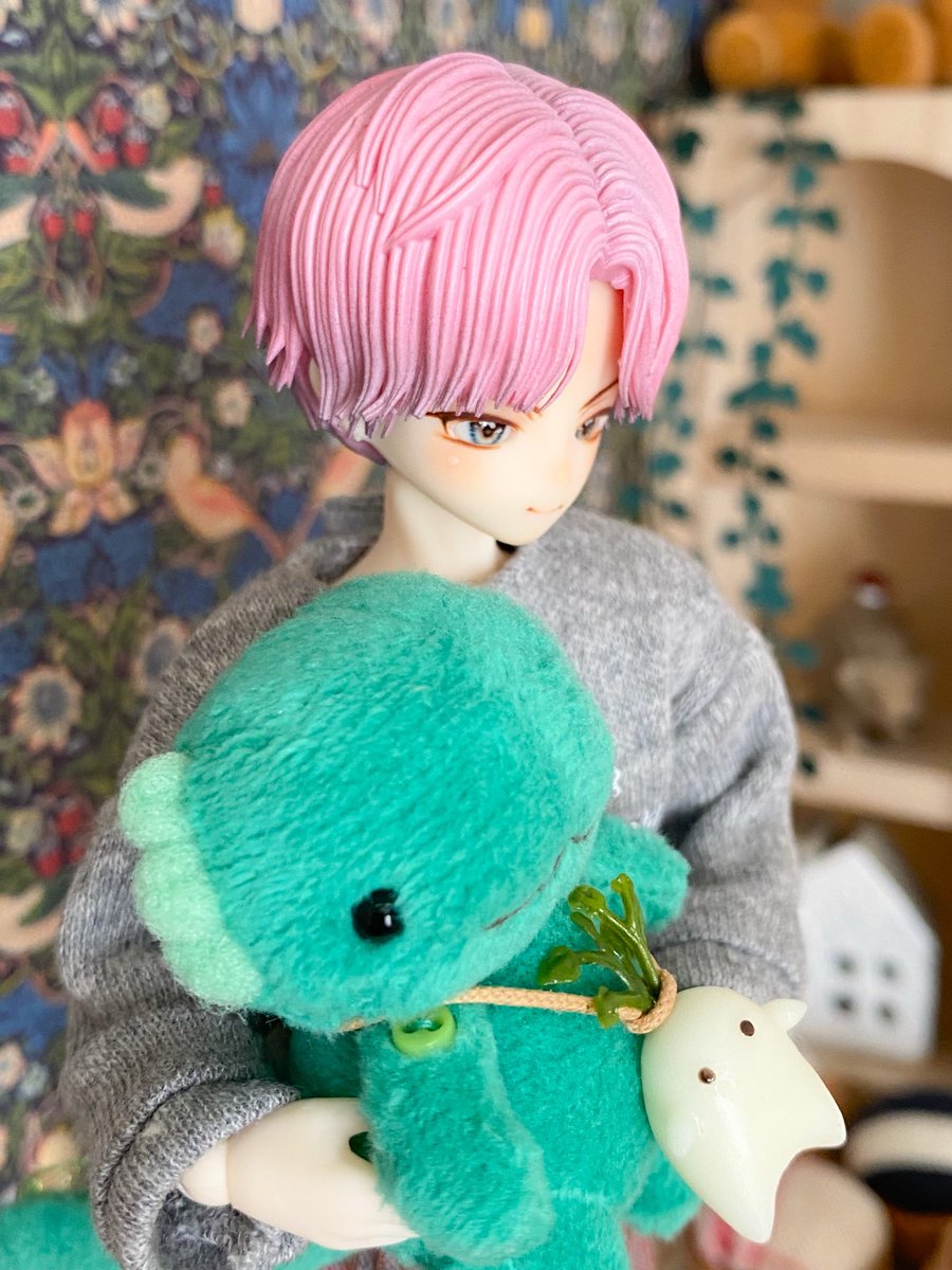 シチリアの追憶のメイクとヘアをカスタム、ドリバド41の基本のトップスとパンツを作りました✨
デフォルトボディはロング腕カスタム済みで追加で購入したボディで撮影🤩少し色が白いかな。
フォーチュンさん、うぱさん抱っこも可愛い🎶
ロング腕対応の服が欲しい☺️
 #シチリアの追憶 
 #エデンアイ