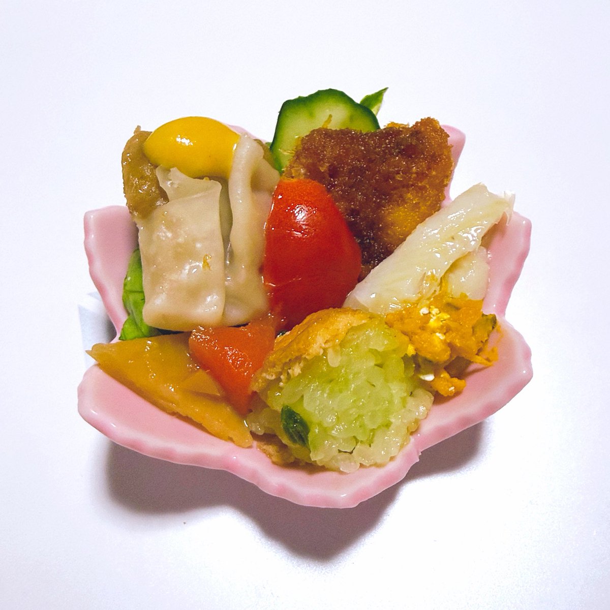 さらだ
とまと
きゅうり
かつれつ
しゅうまい
しそいなり
ぱんぷきんさらだ
ひらめのいちやぼし
しんせんたけのこのにもの

“ヤツら”のめし。「くえ！」