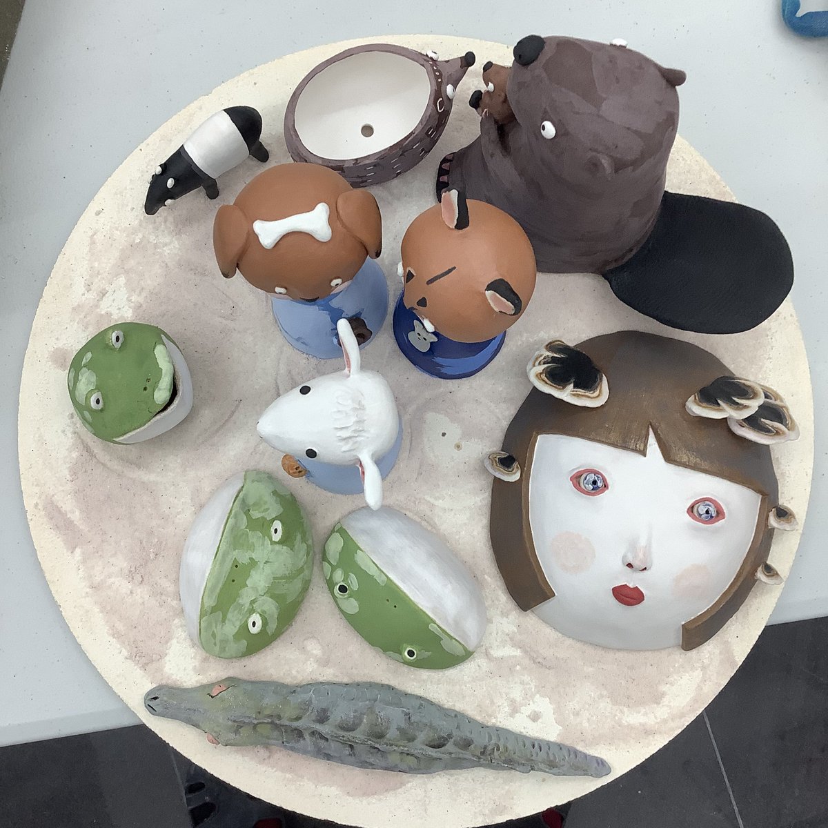 MidoriTakaki's tweet image. Today’s glaze firing. Praying for completion. There are all types, from fruit, amphibians, reptile, mammals including human, oh and others. 
Greens and blues are tends to get patchy even though I was careful. 
#ceramics