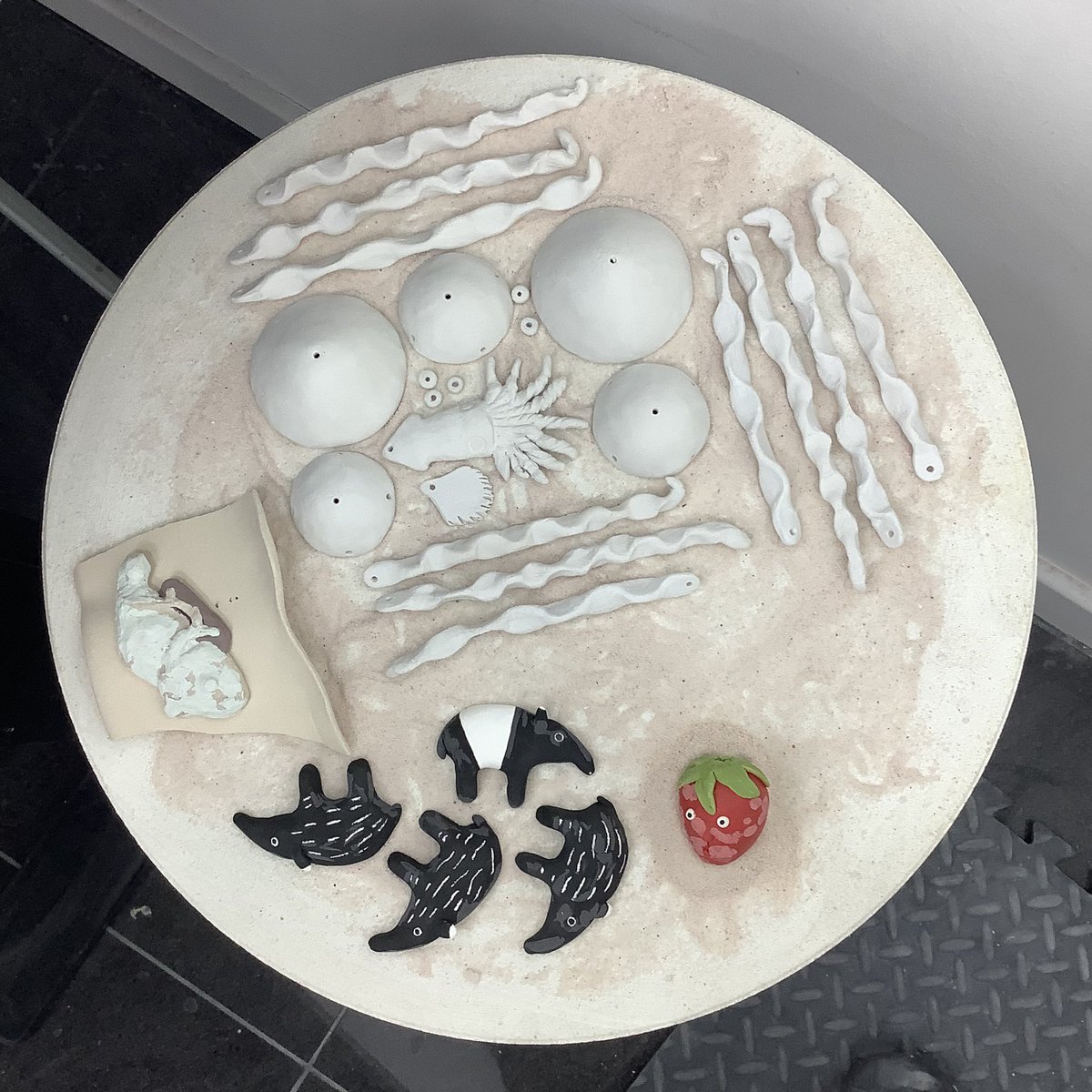 MidoriTakaki's tweet image. Today’s glaze firing. Praying for completion. There are all types, from fruit, amphibians, reptile, mammals including human, oh and others. 
Greens and blues are tends to get patchy even though I was careful. 
#ceramics