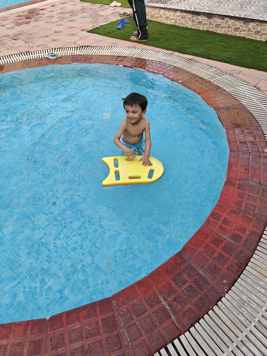 dherajgaur's tweet photo. Swimming pool introduction 😄 https://t.co/YIlffjMpRa