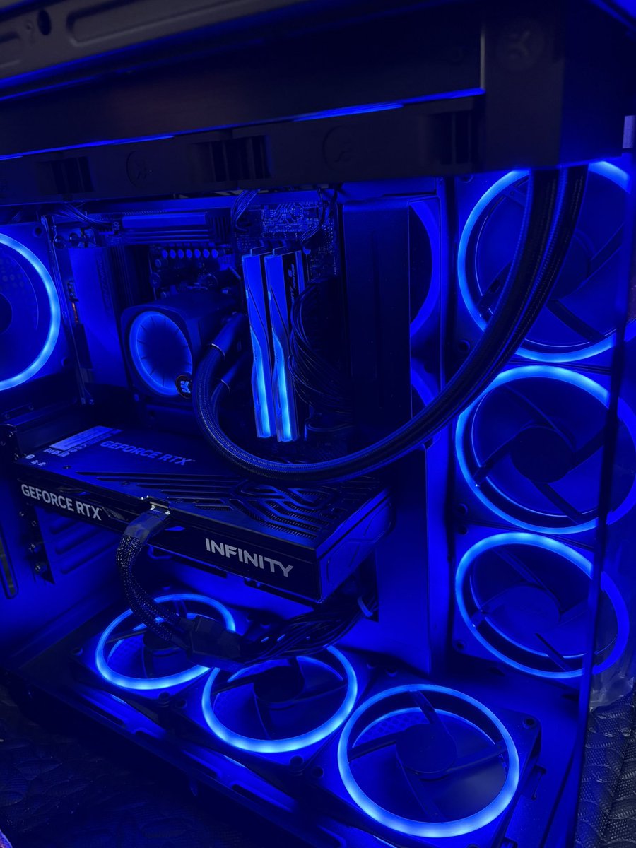 新しいPCあるので、昔使ってるPC欲しい人に譲ります！
結構スペックいいと思います！  りぷくれた人！人多かったら抽選にします💛