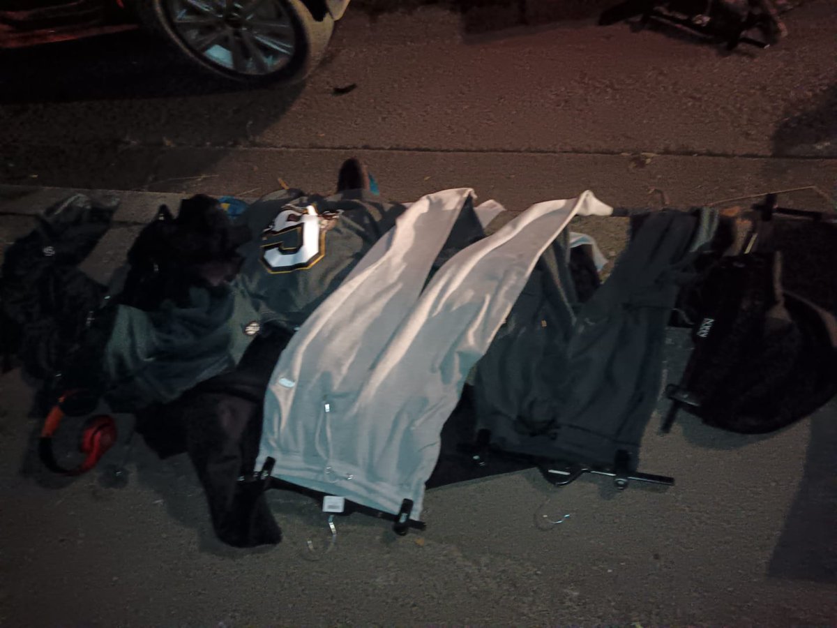 _ArriveAlive's tweet image. Two suspects arrested in possession of dangerous weapons, two unlicensed firearms and police uniform.

arrr.co.za/EWNjb

#ArriveAlive #Crime @SAPoliceService