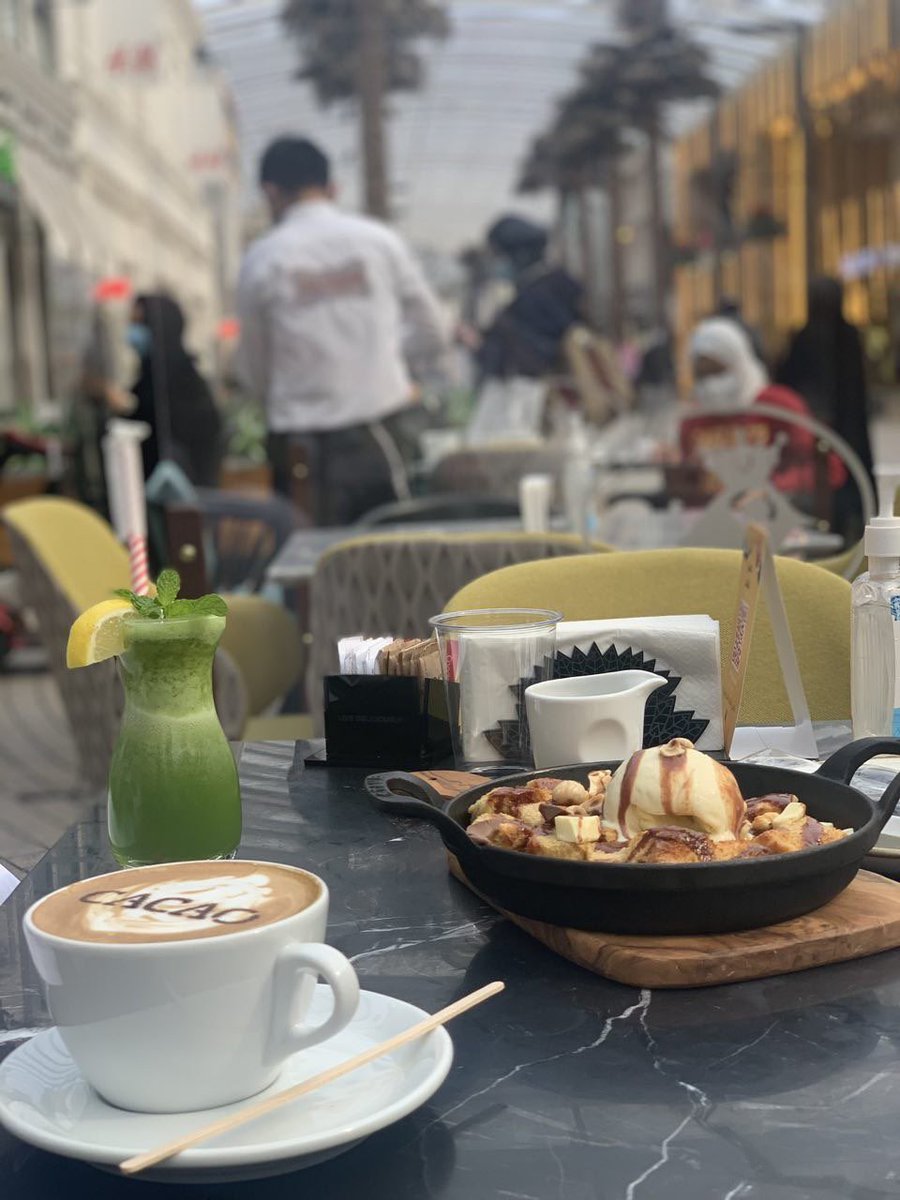 " يبحث الإنسان عن الغرباء،
  ليقول لهم كل شيء و يرحل، إن الغرباء
  لا يتبادلون التحية، إنهم يتبادلون الأسرار .!!"