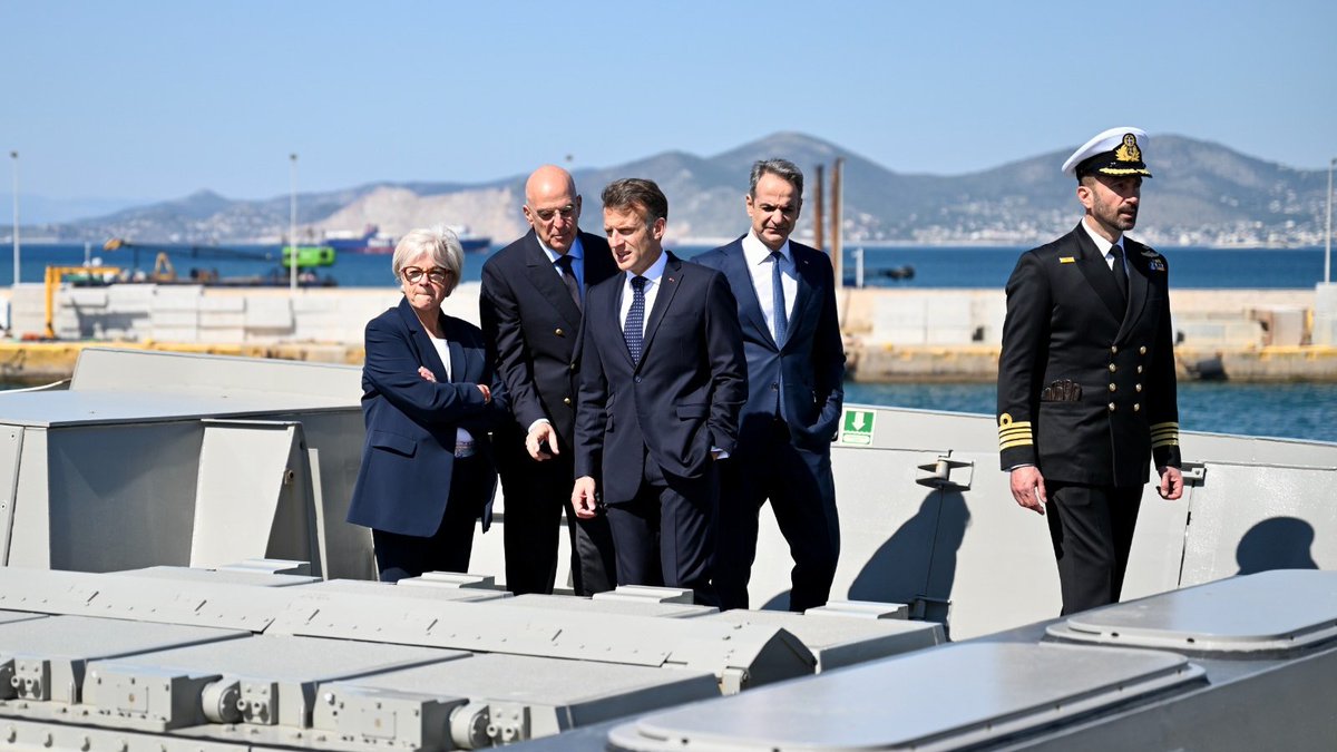 NikosDendias's tweet image. Στην επίσκεψη του Προέδρου της 🇫🇷 Emmanuel Macron @EmmanuelMacron και του πρωθυπουργού της 🇬🇷 Κυριάκου Μητσοτάκη @PrimeministerGR στη Φρεγάτα ΚΙΜΩΝ. 

#FDI #belharra