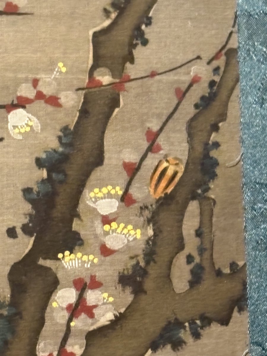 yajimaarta's tweet photo. 若冲の複製展示の件ですが、間近に見られるので、今まで気づかなかった虫の幼虫のようなものを発見しました。 https://t.co/S85WAW63Go