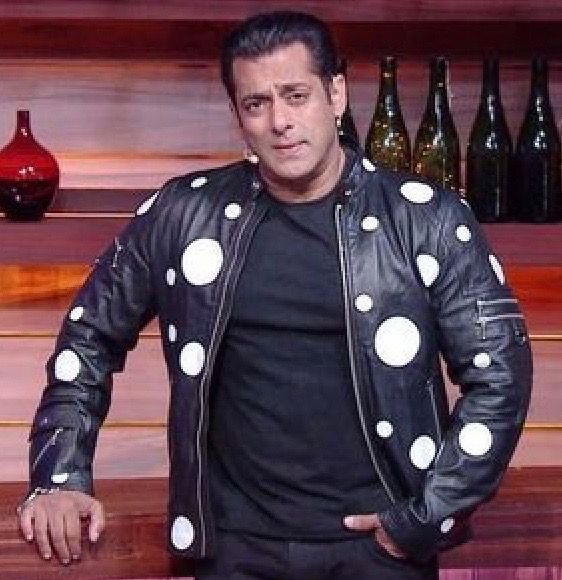 PrettyKtm's tweet image. #SalmanKaMood 😉 Thoughts On HIS HATERS &amp;amp; TROLLERS:
Yeh toh mafia ke baap hai ... Ek nevla toh doosra saanp hai ... Agar dono mil jaaye toh killer shark hai ... Lekin dono angootha chaap hai. #SalmanKhan #Ready (2011)
@PrettyKtm 🤣