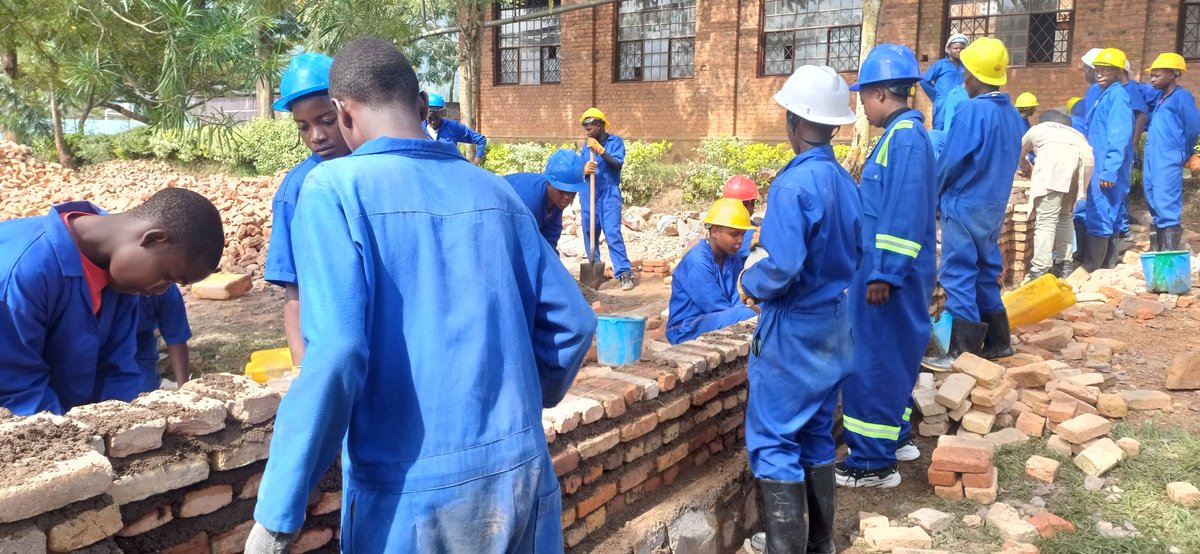 Fr_Ramon_K_TVET's tweet photo. 1/4 Imenyerezamwuga (Industrial Attachment Program/#IAP) ribera ku ishuri rirakomeje ku banyeshuri bacu bo mu Rwego (Level) rwa 4 nk'uko bigenwa n'integanyanyigisho ya #TVET.
Abiga mu Ishami rya "Building Construction"/#BDC barubaka urugo (fence) rw'ishuri aho rutari rumeze neza. https://t.co/CE1YzuXxej
