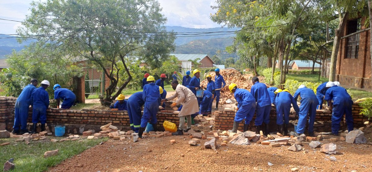 Fr_Ramon_K_TVET's tweet photo. 1/4 Imenyerezamwuga (Industrial Attachment Program/#IAP) ribera ku ishuri rirakomeje ku banyeshuri bacu bo mu Rwego (Level) rwa 4 nk'uko bigenwa n'integanyanyigisho ya #TVET.
Abiga mu Ishami rya "Building Construction"/#BDC barubaka urugo (fence) rw'ishuri aho rutari rumeze neza. https://t.co/CE1YzuXxej