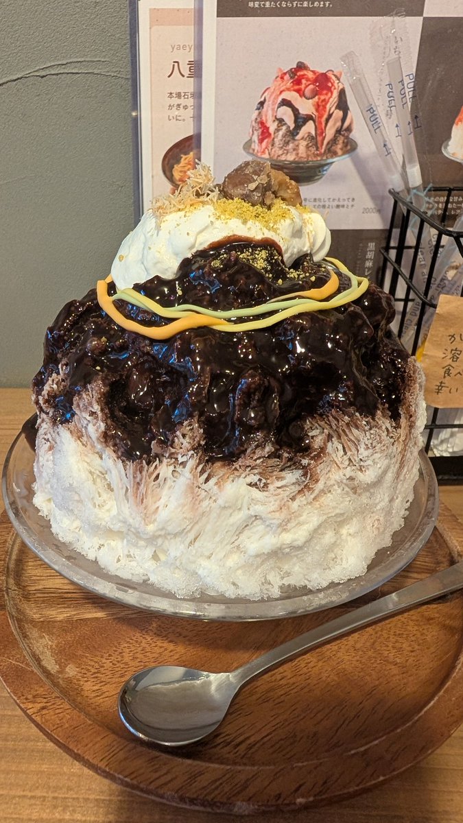 JellyFishStyle's tweet photo. ドバイチョコがかき氷になったよ！🍧🍫
栗も乗ってるしキウイジャム入ってるし美味しい♥️
カダイフの正体は未だにわかりません！ https://t.co/PShQLlVOtY