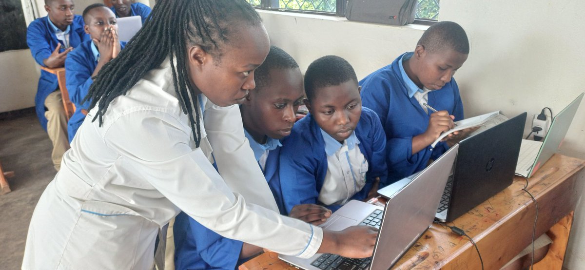 Fr_Ramon_K_TVET's tweet image. 4/4 Abiga mu Ishami rya "Computer System and Architecture"/#CSA barimo gusana no kuvugurura Porogaramu za Mudasobwa (Software maintenance), baterekamo sisteme nshya izikoresha
(Windows Operating System/Windows 11) n'inkoranabuhanga zifashisha (application software installation).