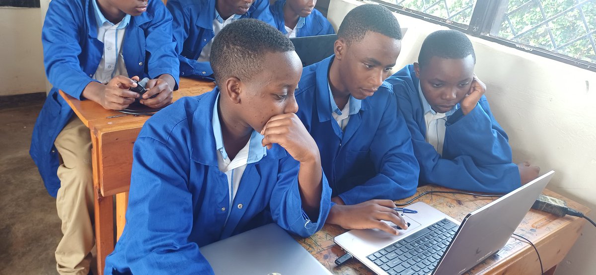 Fr_Ramon_K_TVET's tweet image. 4/4 Abiga mu Ishami rya "Computer System and Architecture"/#CSA barimo gusana no kuvugurura Porogaramu za Mudasobwa (Software maintenance), baterekamo sisteme nshya izikoresha
(Windows Operating System/Windows 11) n'inkoranabuhanga zifashisha (application software installation).